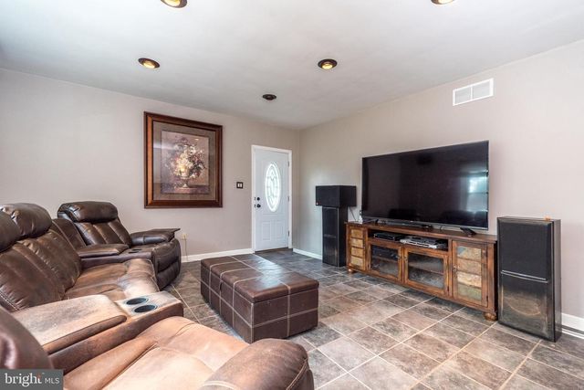 125 N BETHLEHEM PIKE, Fort Washington, PA 19034