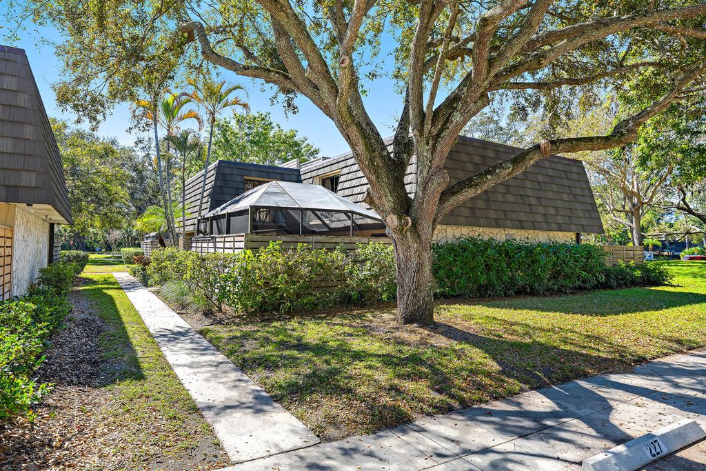 227 2nd Terrace, Palm Beach Gardens, FL 33418