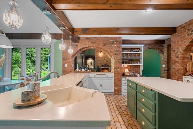 2060 WINTERGREEN COURT, Green Bay, WI 54304