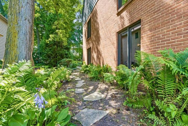 2060 WINTERGREEN COURT, Green Bay, WI 54304