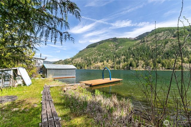 9244 Black Mountain Lane, Maple Falls, WA 98266