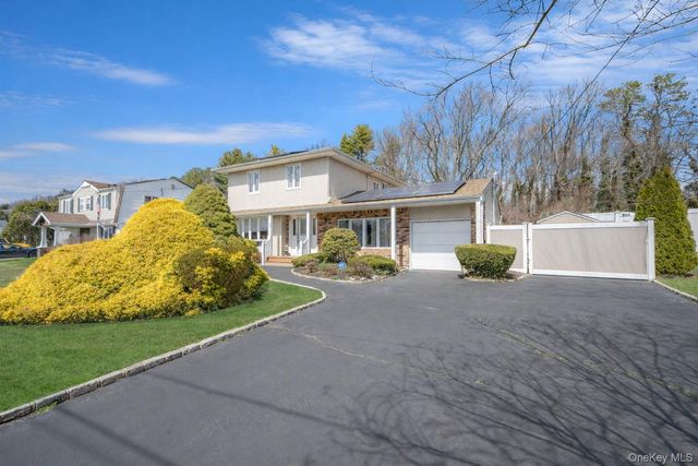 51 Wexford Drive, Oakdale, NY 11769