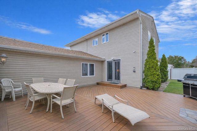 51 Wexford Drive, Oakdale, NY 11769
