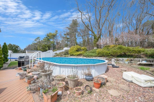 51 Wexford Drive, Oakdale, NY 11769