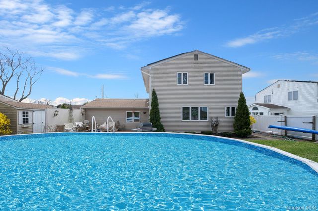 51 Wexford Drive, Oakdale, NY 11769