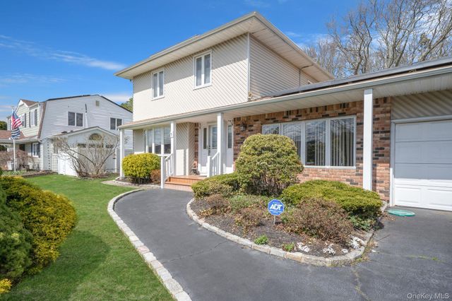 51 Wexford Drive, Oakdale, NY 11769
