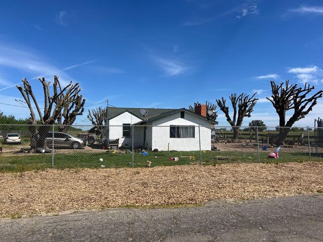 15238 Sunset Dr, Livingston, CA 95334