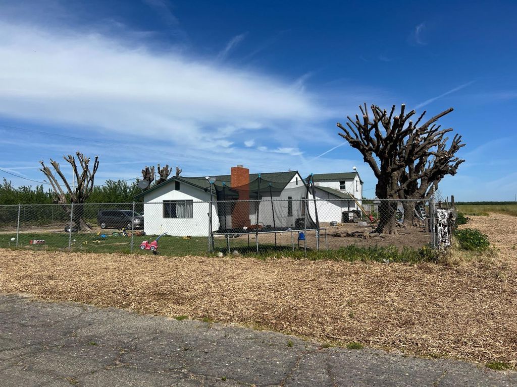 15238 Sunset Dr, Livingston, CA 95334