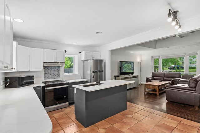 1404 WILSON Court, Zion, IL 60099