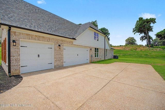 8130 Soaring Oaks Drive, Walls, MS 38680