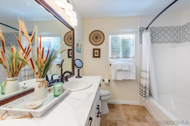 2451 Country View Gln, Escondido, CA 92026