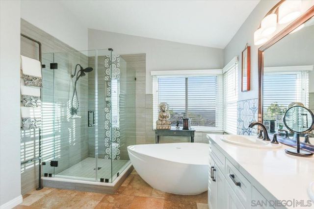 2451 Country View Gln, Escondido, CA 92026