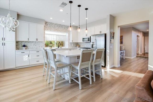 2451 Country View Gln, Escondido, CA 92026