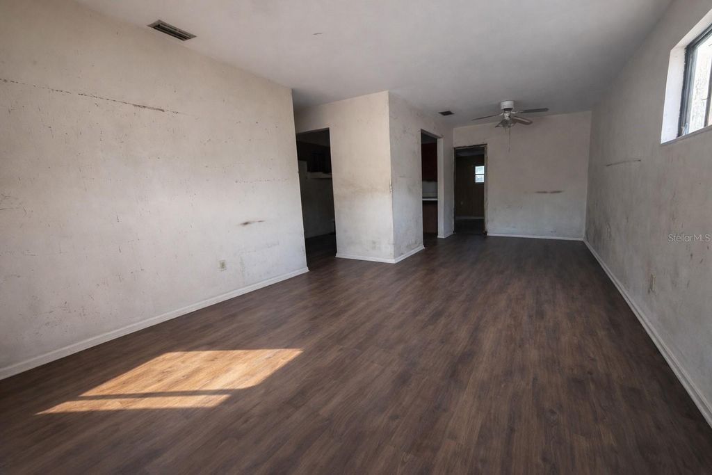 Image 4 of property listing at 10005 N 29TH STREET, Tampa, FL 33612