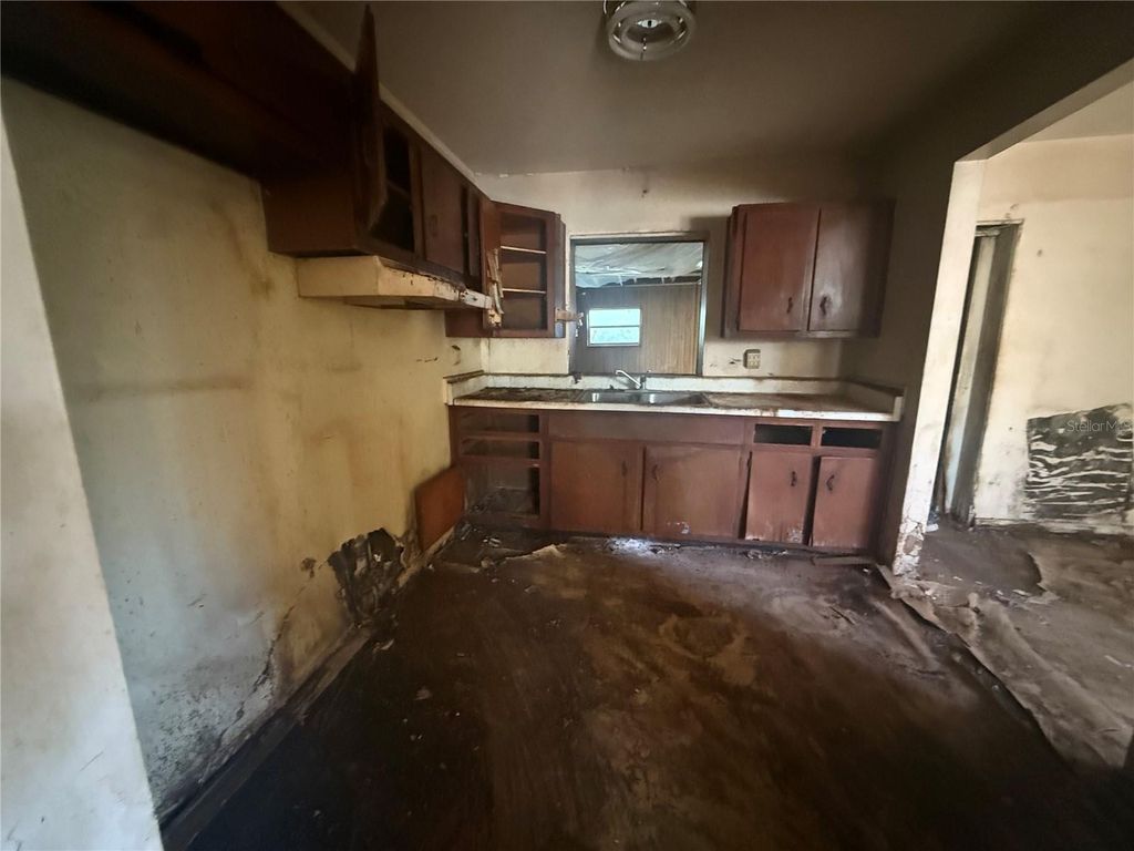 Image 5 of property listing at 10005 N 29TH STREET, Tampa, FL 33612