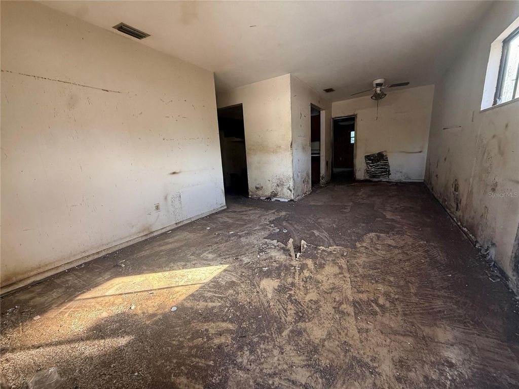 Image 6 of property listing at 10005 N 29TH STREET, Tampa, FL 33612