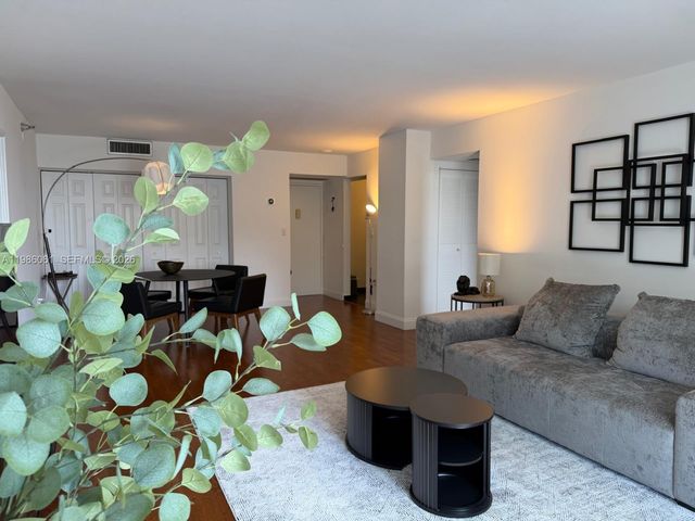 20505 E Country Club Dr 236, Aventura, FL 33180