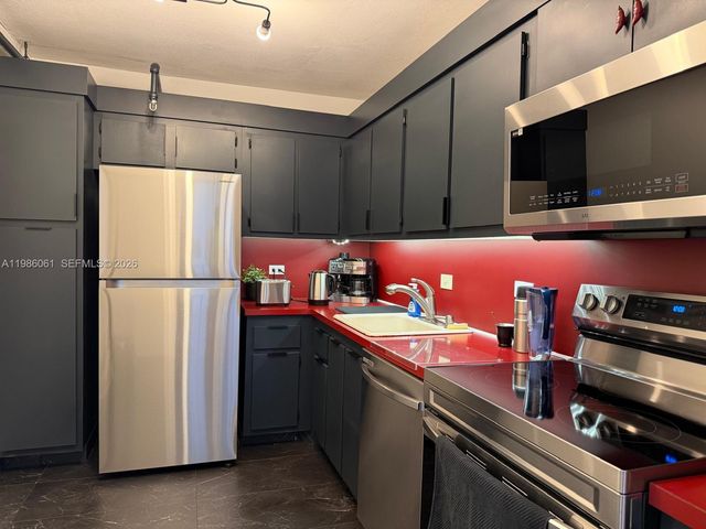 20505 E Country Club Dr 236, Aventura, FL 33180