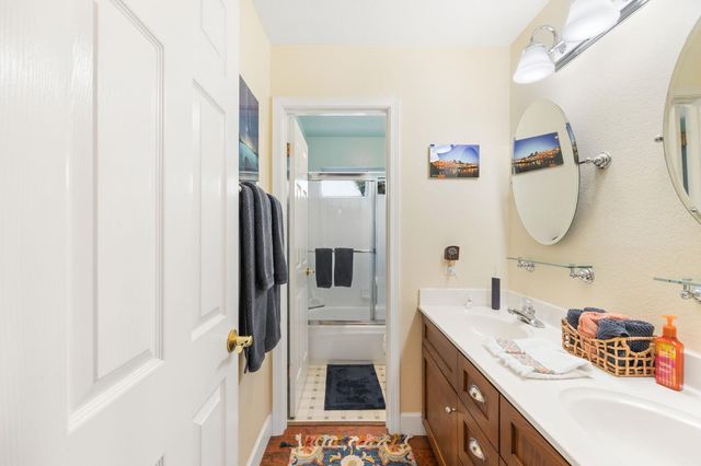 100 Hensey Ct, Folsom, CA 95630