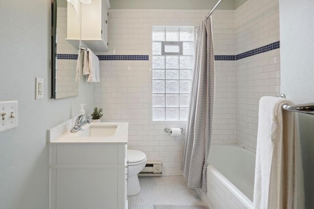 3520 Emerson Avenue S 202, Minneapolis, MN 55408