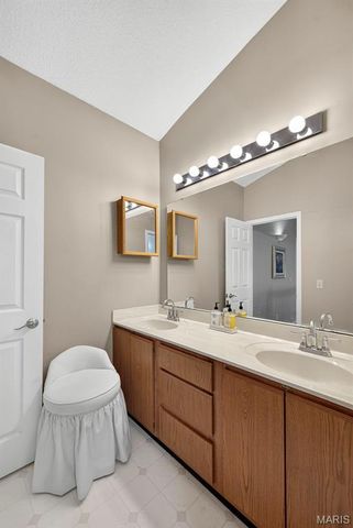 1 Rue De Paix 6, Lake St Louis, MO 63367