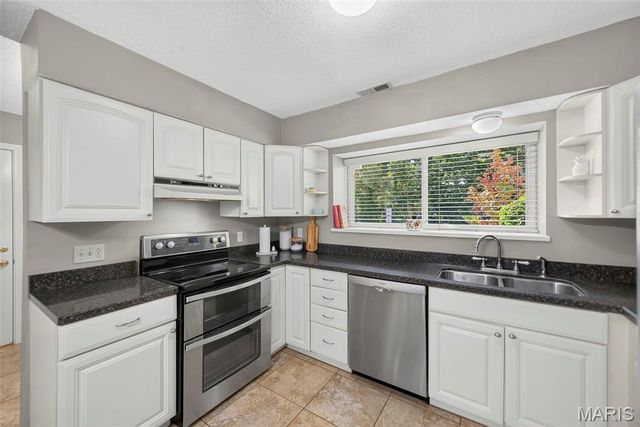 1 Rue De Paix 6, Lake St Louis, MO 63367