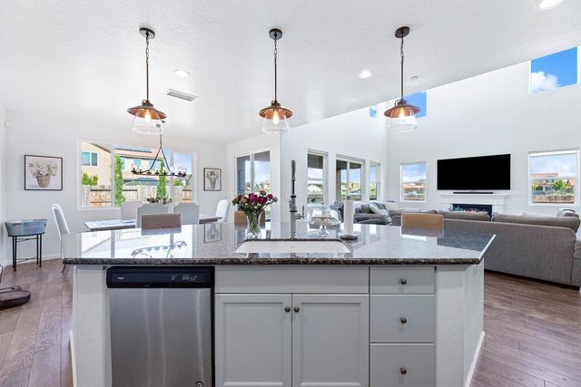 1006 La Canada Avenue, Clovis, CA 93619