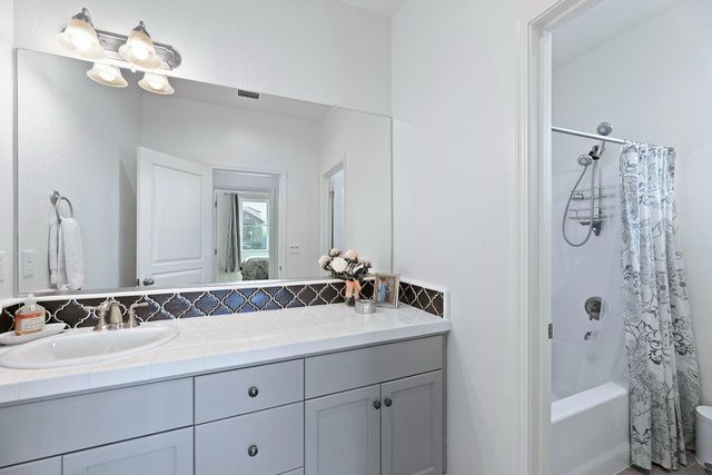 1006 La Canada Avenue, Clovis, CA 93619