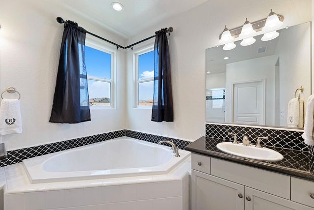 1006 La Canada Avenue, Clovis, CA 93619