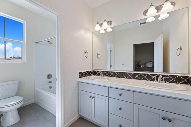 1006 La Canada Avenue, Clovis, CA 93619