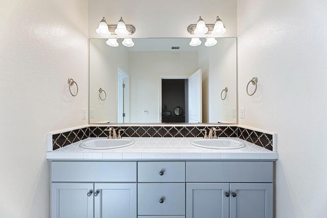 1006 La Canada Avenue, Clovis, CA 93619