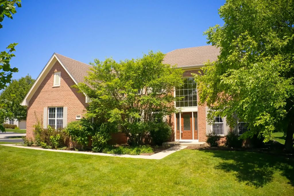 1674 Rolling Hills Drive, Crystal Lake, IL 60014