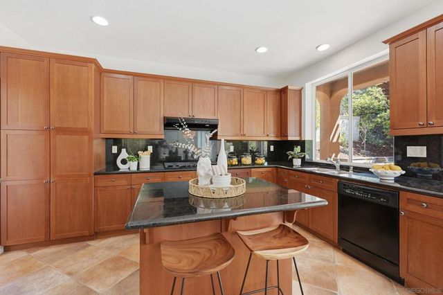 3394 Holly Oak Ln, Escondido, CA 92027