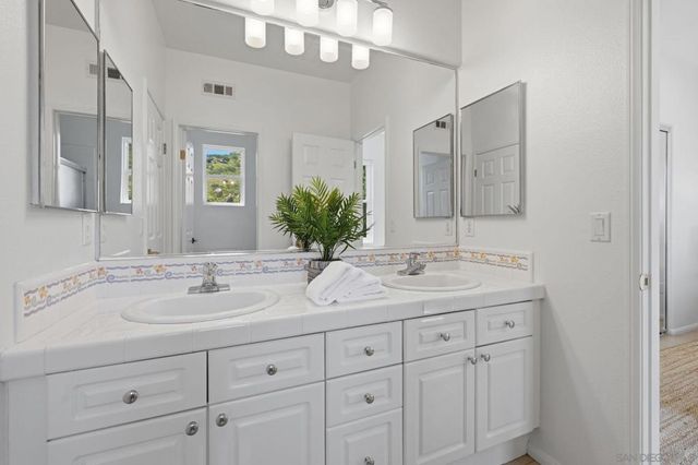 3394 Holly Oak Ln, Escondido, CA 92027