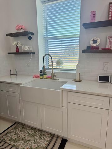 9100 Delesandri Drive, Hitchcock, TX 77563