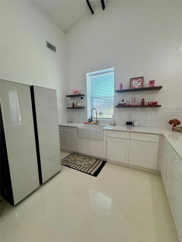 9100 Delesandri Drive, Hitchcock, TX 77563