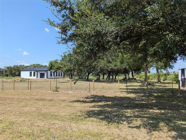 9100 Delesandri Drive, Hitchcock, TX 77563