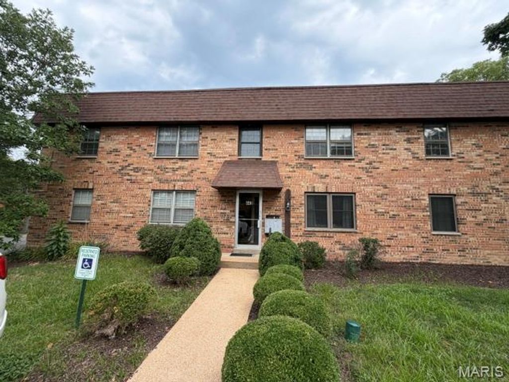 443 S Clay Avenue C, Kirkwood, MO 63122