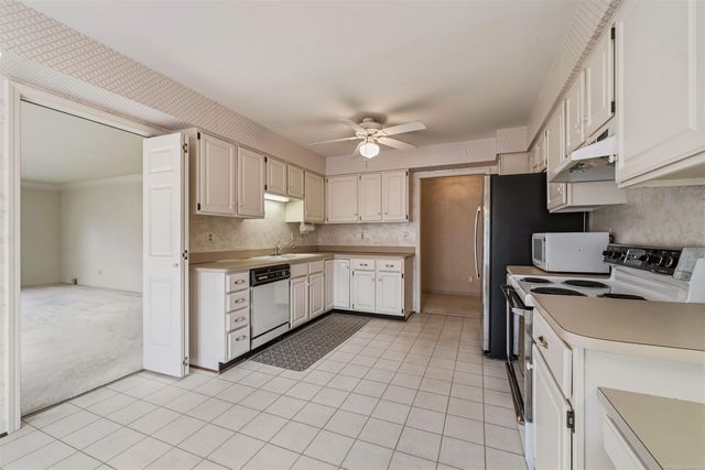 172 Windwood Pointe Avenue, St Clair Shores, MI 48080
