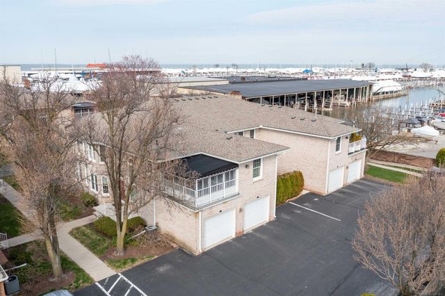 172 Windwood Pointe Avenue, St Clair Shores, MI 48080