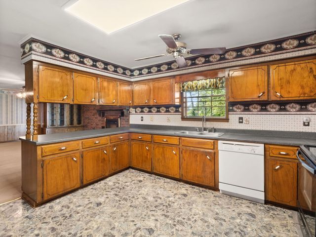 4450 Camp Baker Rd, Leesville, LA 71446