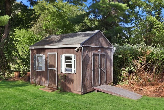 243 Shady Brook Ln, Springfield, MA 01118