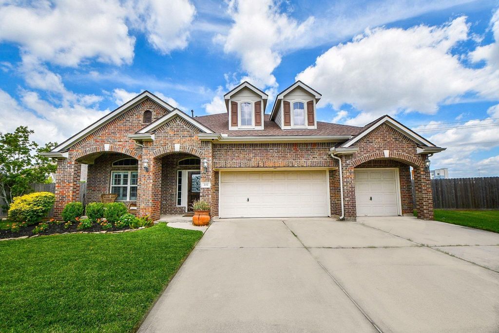 202 Bailey Brook Lane, Dickinson, TX 77539