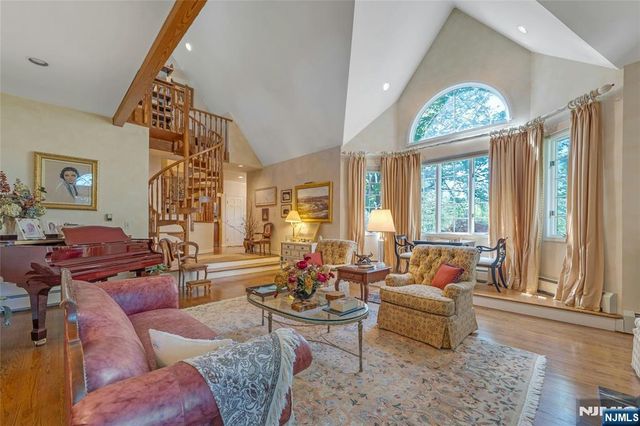 11 Lower Cross Road, Saddle River, NJ 07458