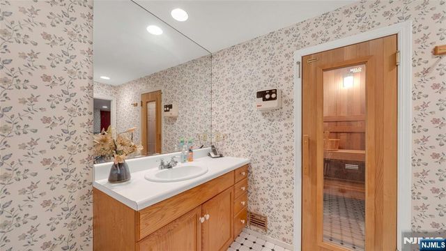 11 Lower Cross Road, Saddle River, NJ 07458