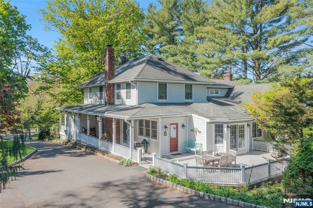 11 Lower Cross Road, Saddle River, NJ 07458
