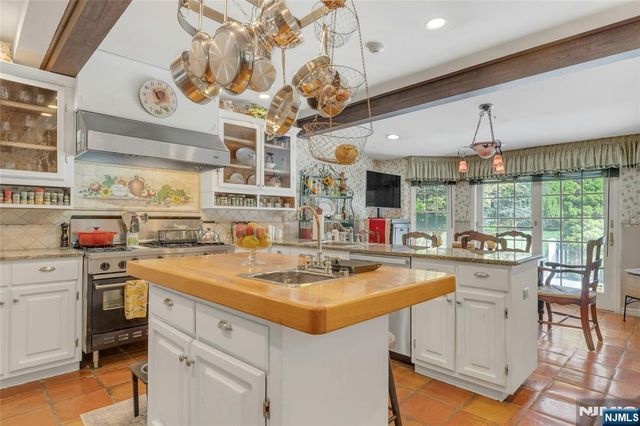 11 Lower Cross Road, Saddle River, NJ 07458
