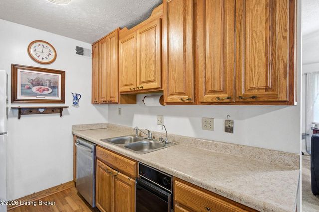 3101 Meadowside Ct, Louisville, KY 40214