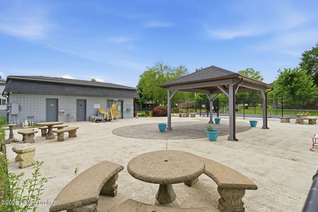 3101 Meadowside Ct, Louisville, KY 40214