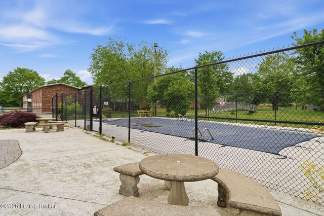 3101 Meadowside Ct, Louisville, KY 40214